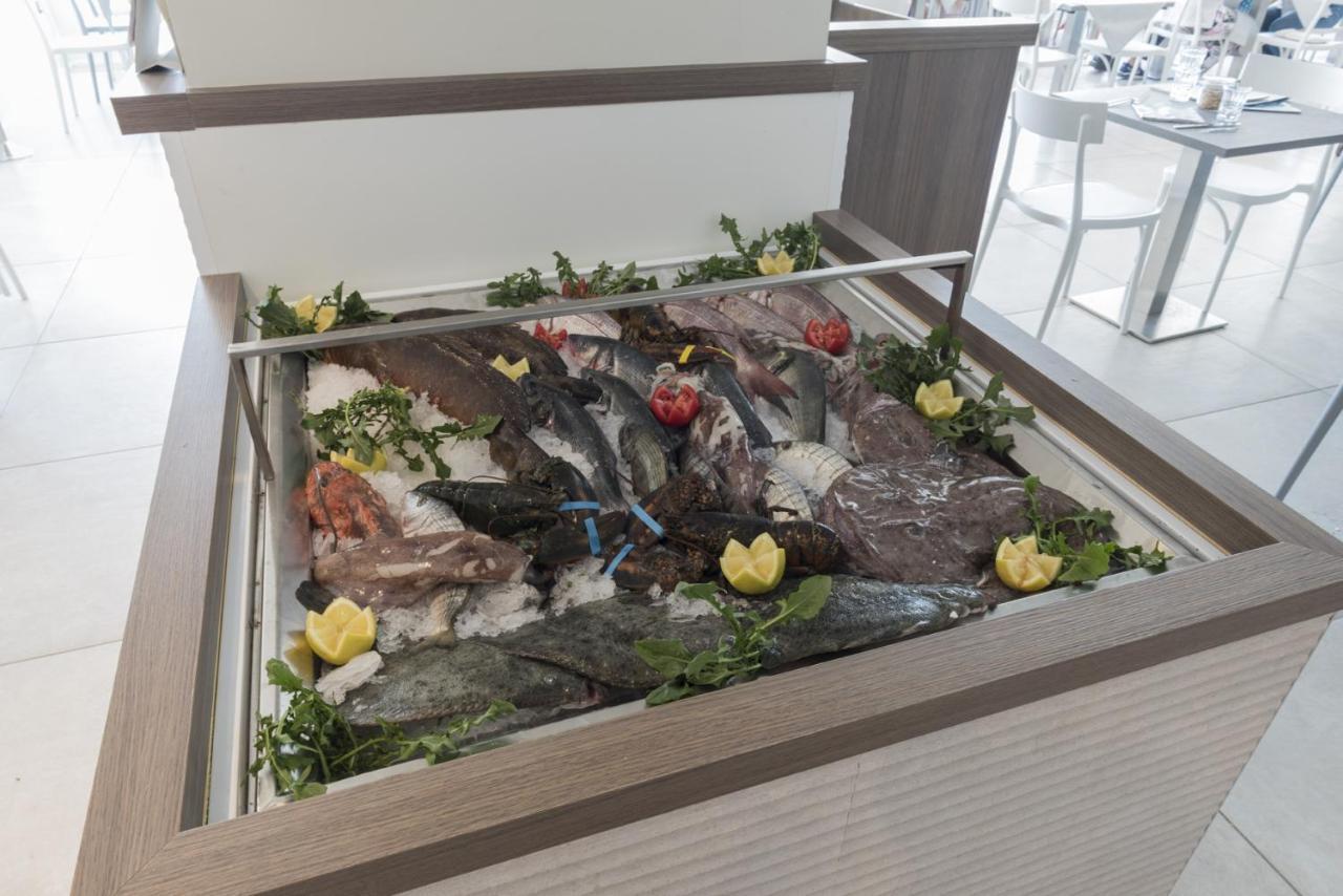Hotel Ristorante Centosedici テッラチーナ エクステリア 写真