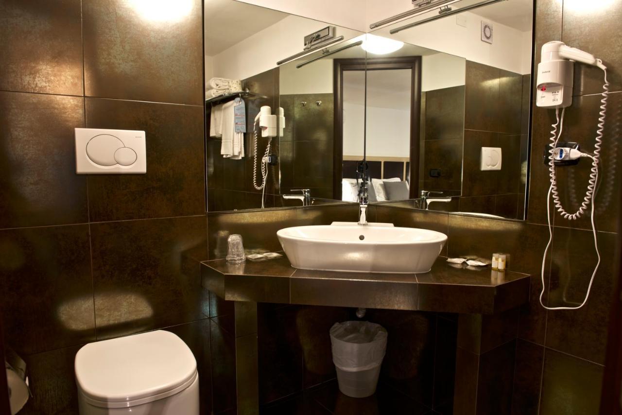 Hotel Ristorante Centosedici テッラチーナ エクステリア 写真