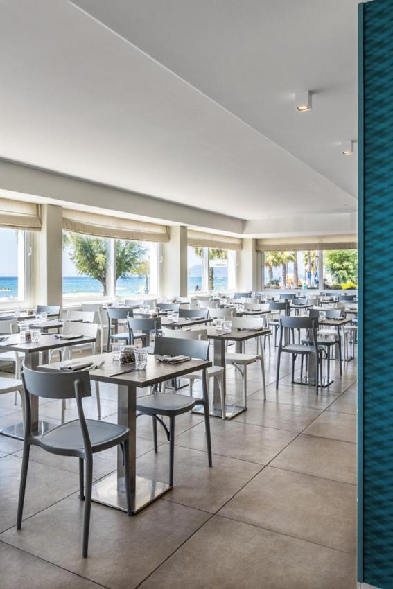 Hotel Ristorante Centosedici テッラチーナ エクステリア 写真